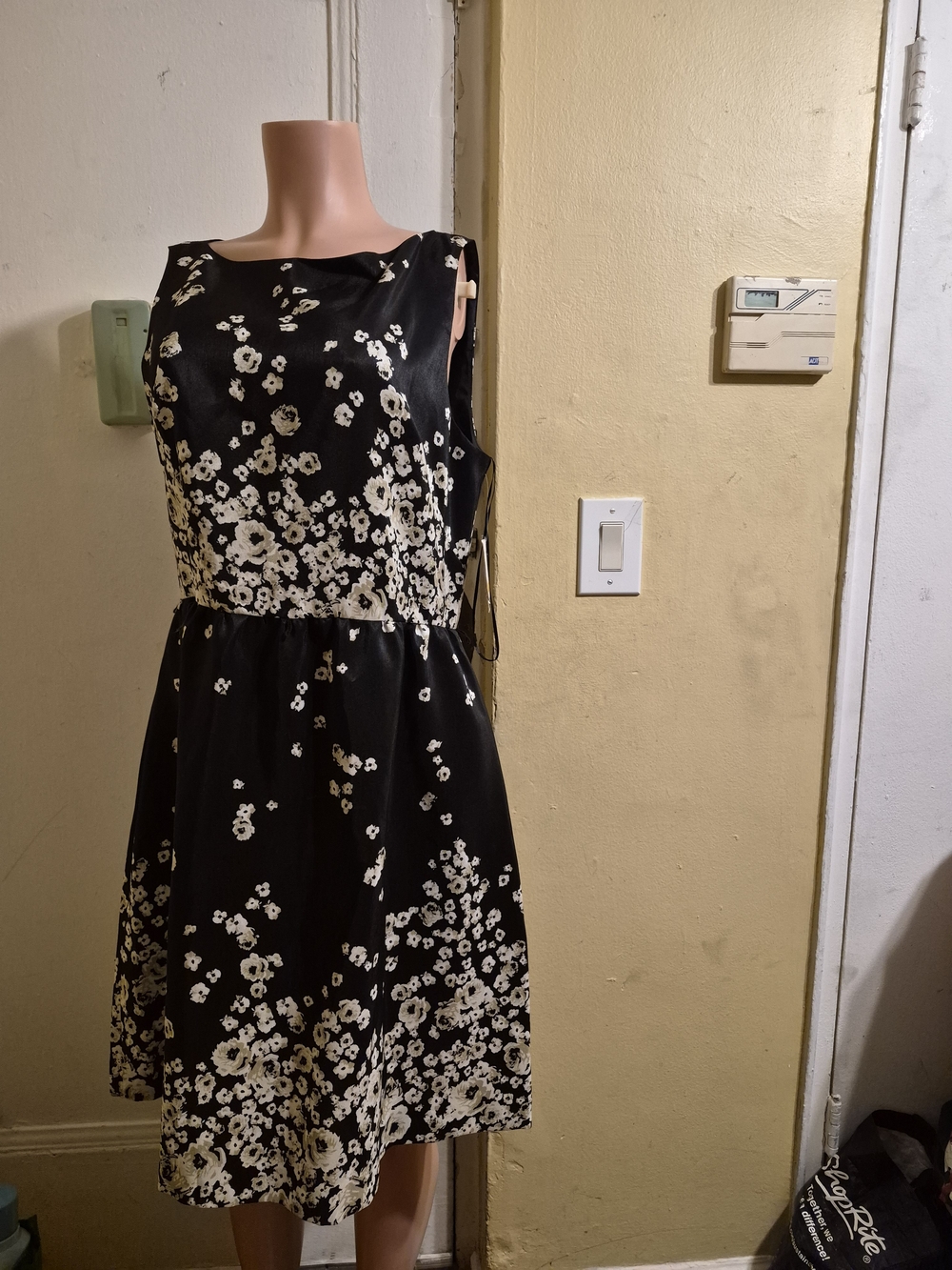 J. Taylor Women's Black & White Floral Sleeveless Dress Size 14